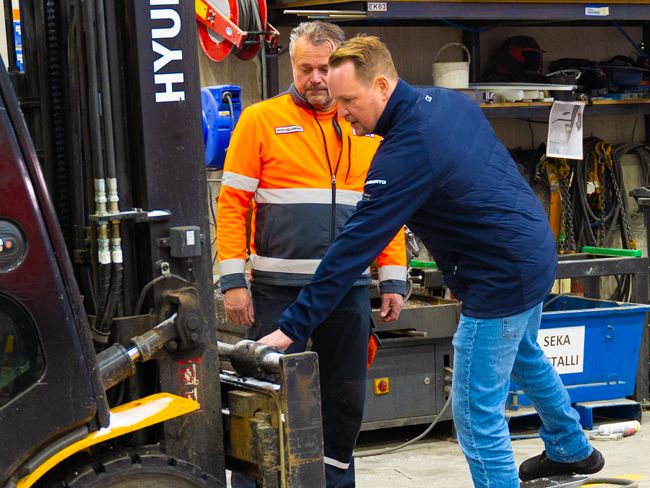 Peter konsultoi asiakasta Hyundai-trukinäärellä.