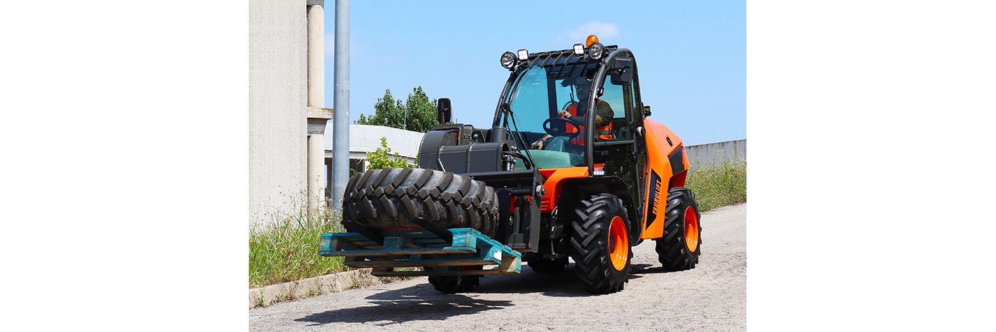 Kurottaja Ausa T 235 Hx4 siirtää traktorin rengasta