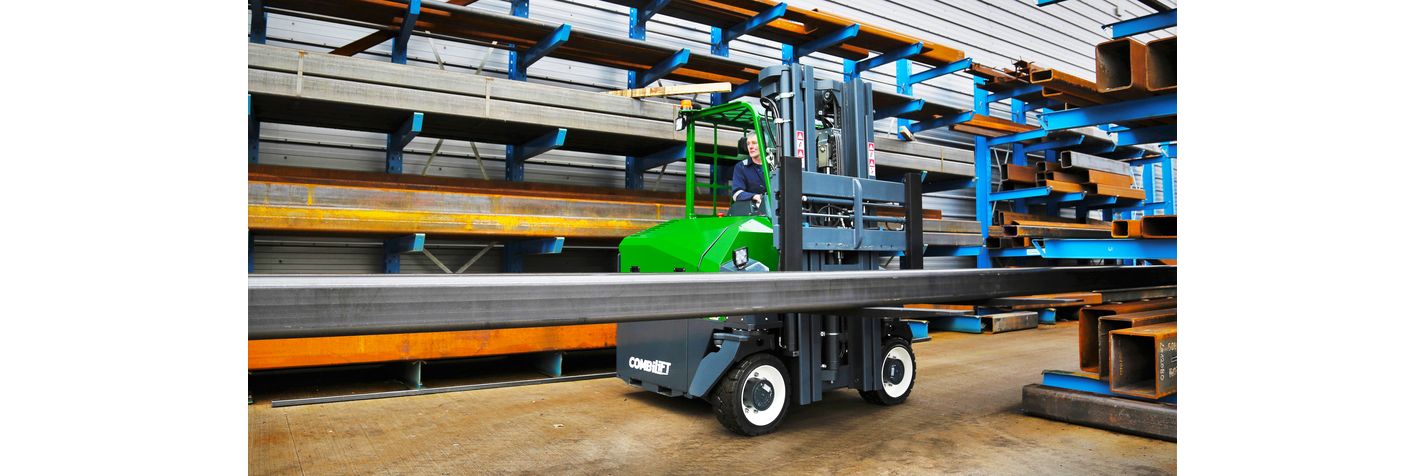Combilift monitievastapainotrukki siirtää teräspalkkia varastossa