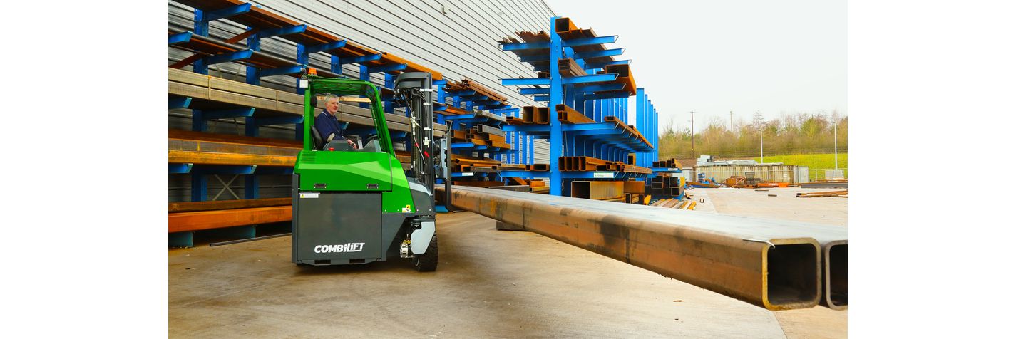Combilift monitievastapainotrukki kuljettaa teräselementtiä piha-alueella