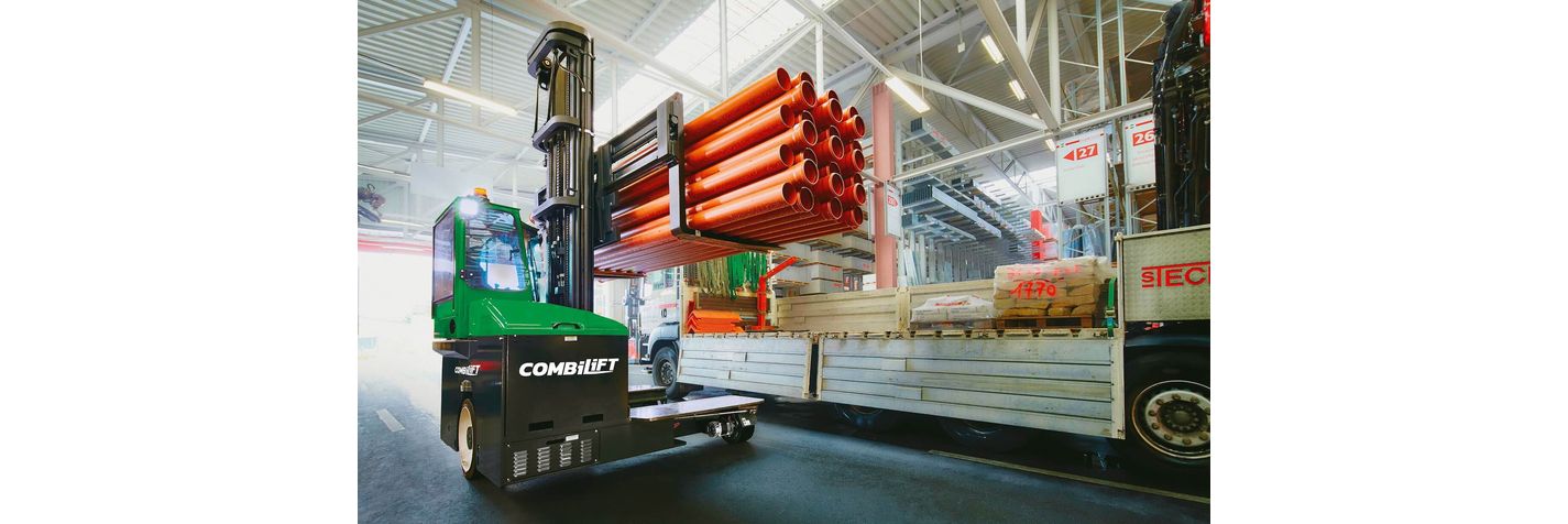 Combilift C-sarjan monitietrukki nostaa sadevesiputkia