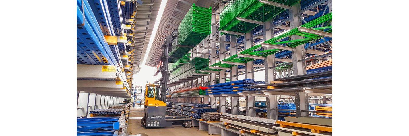 Combilift C -monitietrukki käsittelee metallielementtejä varastossa