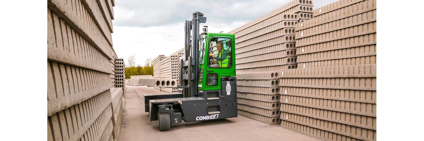 Combilift C-sarjan monitietrukki käsittelee ontelolaattoja
