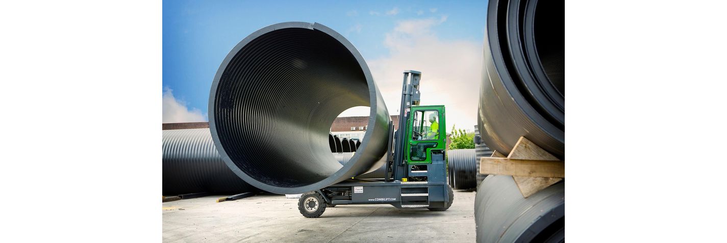 Combilift C -monitietrukki kuljettaa viemärielementtiä