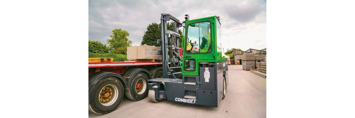 Combilift C -monitietrukki nostaa kivielementtiä kuorma-auton lavalle