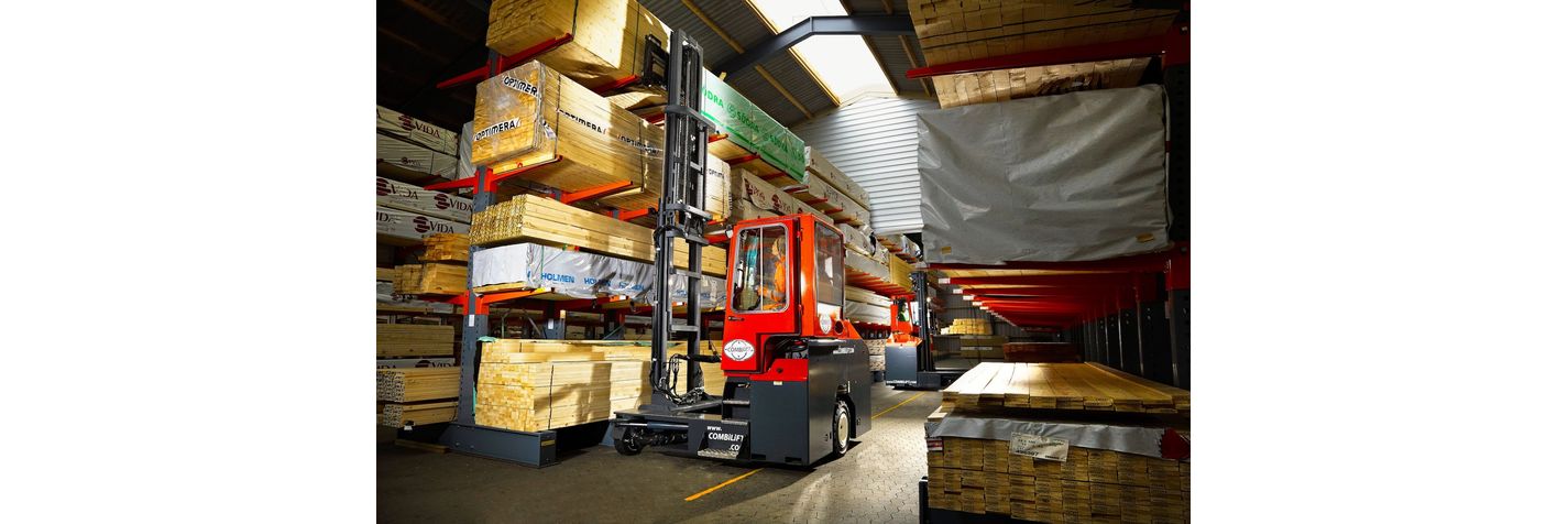 Combilift C sarjan monitietrukki nostaa lautapinoa varastossa