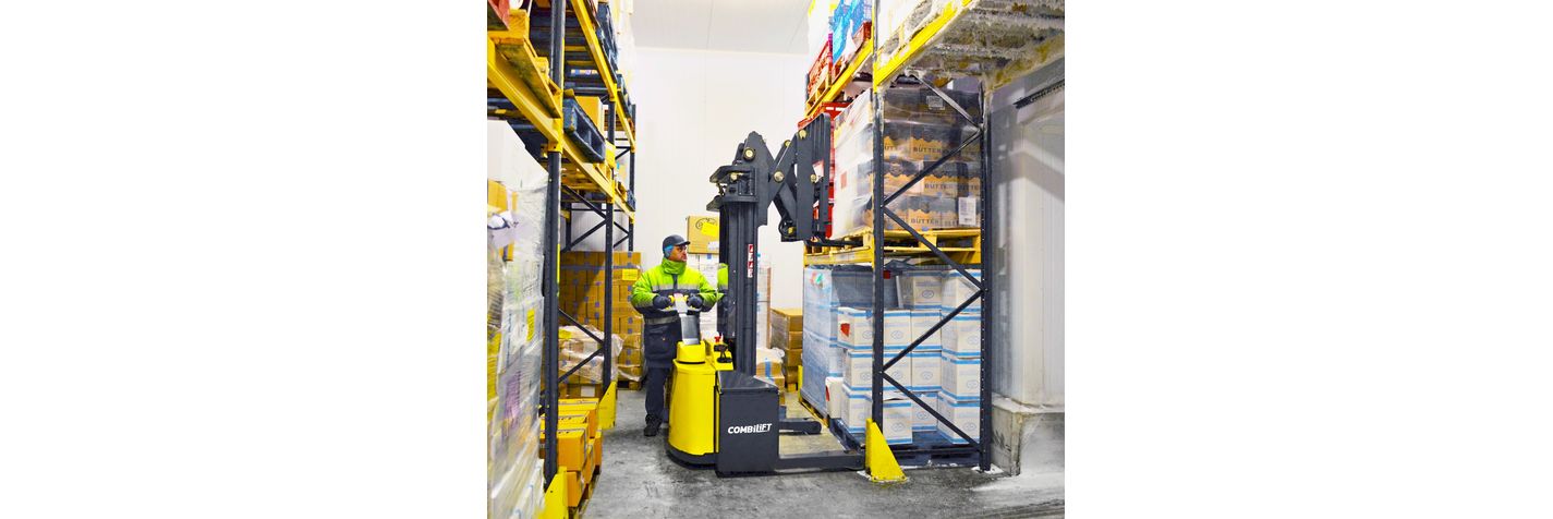 Pinoamisvaunu Combilift Combi-WR töissä kylmävarastossa