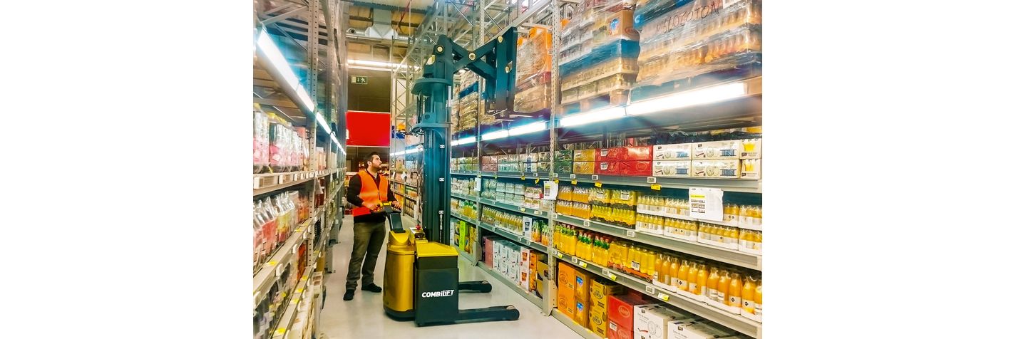 Pinoamisvaunu Combilift Combi-WR töissä elintarviketukussa