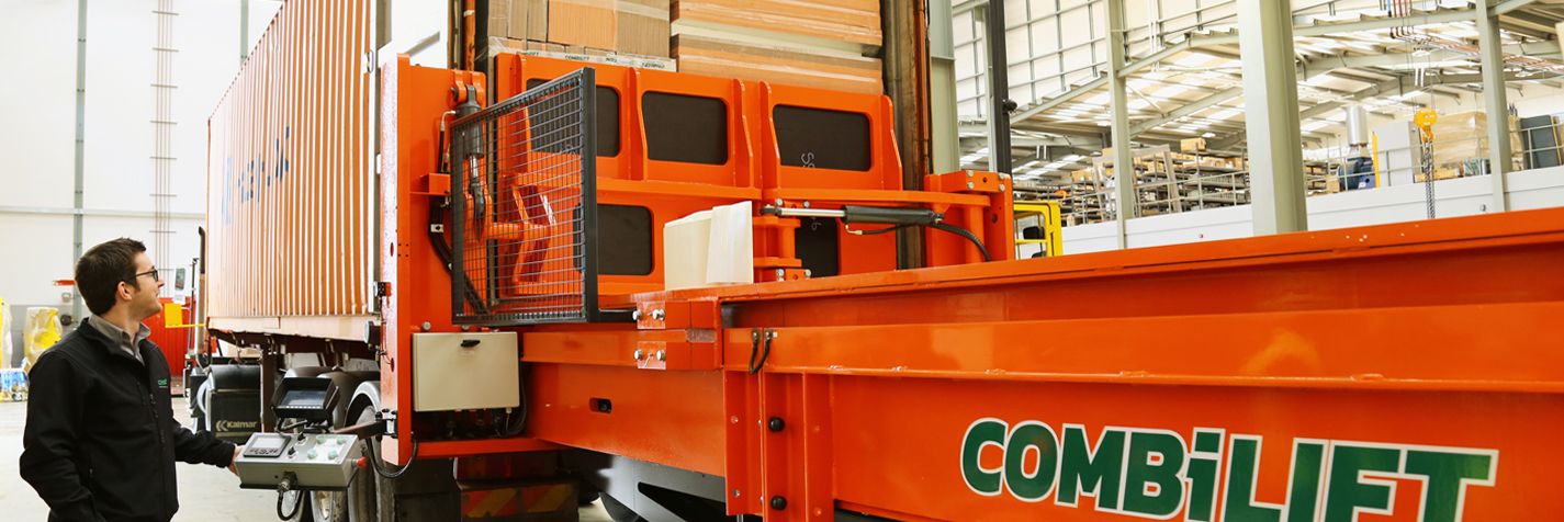 Kontinlastausjärjestelmä Combilift Combi-CSS lastaa konttia lähetyskuntoon
