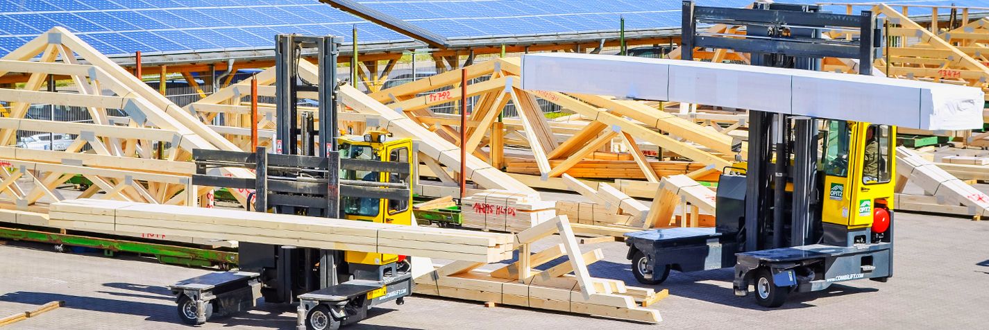 Combilift C-sarjan monitietrukit käsittelevät lautapinoja