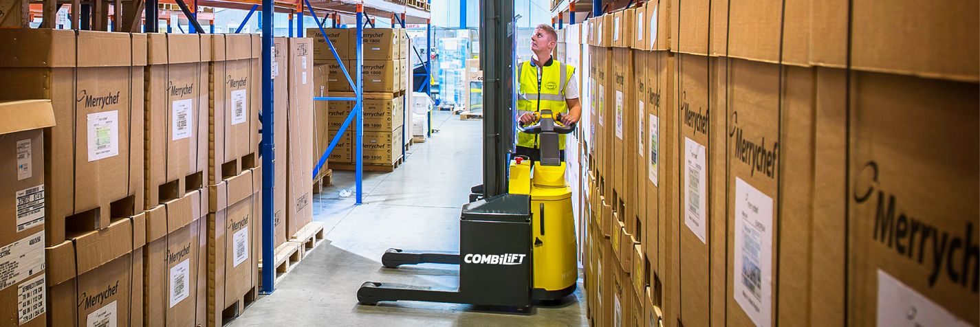 Pinoamisvaunu Combilift Combi-WR töiossä logistiikkavarastossa