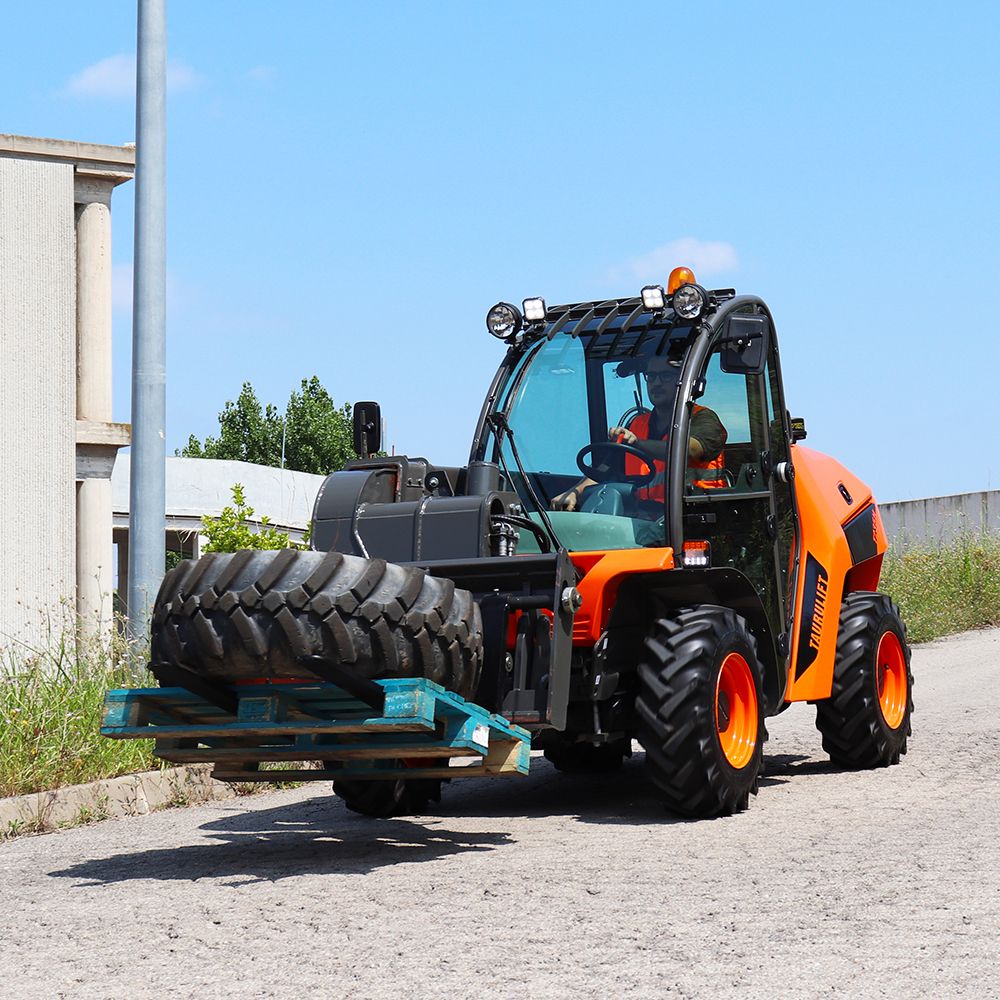 Kurottaja Ausa T 235 Hx4 siirtää traktorin rengasta