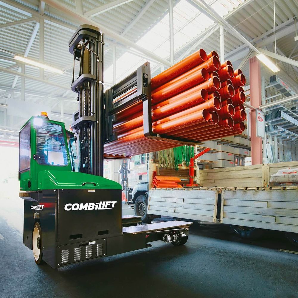 Combilift C-sarjan monitietrukki nostaa sadevesiputkia