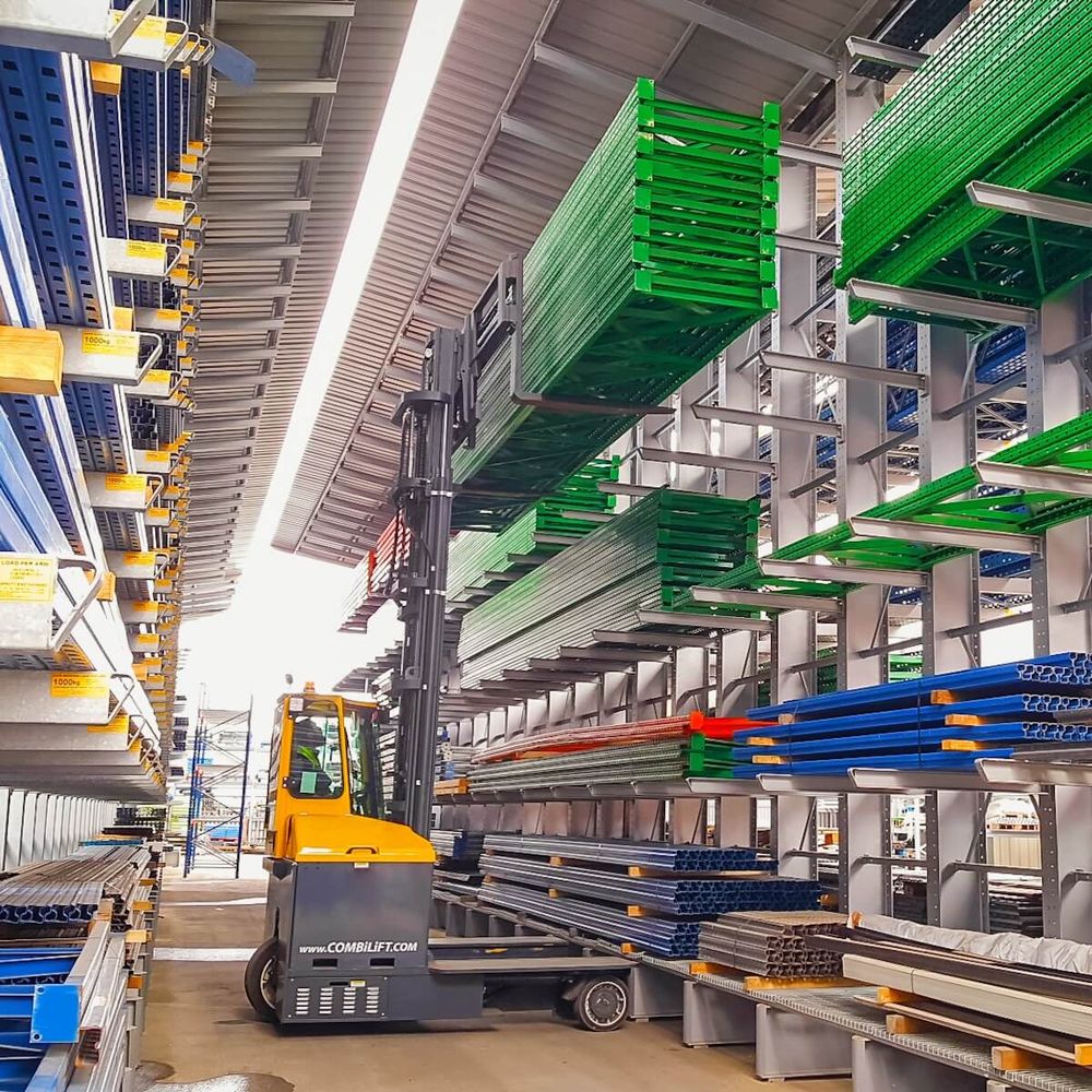 Combilift C -monitietrukki käsittelee metallielementtejä varastossa