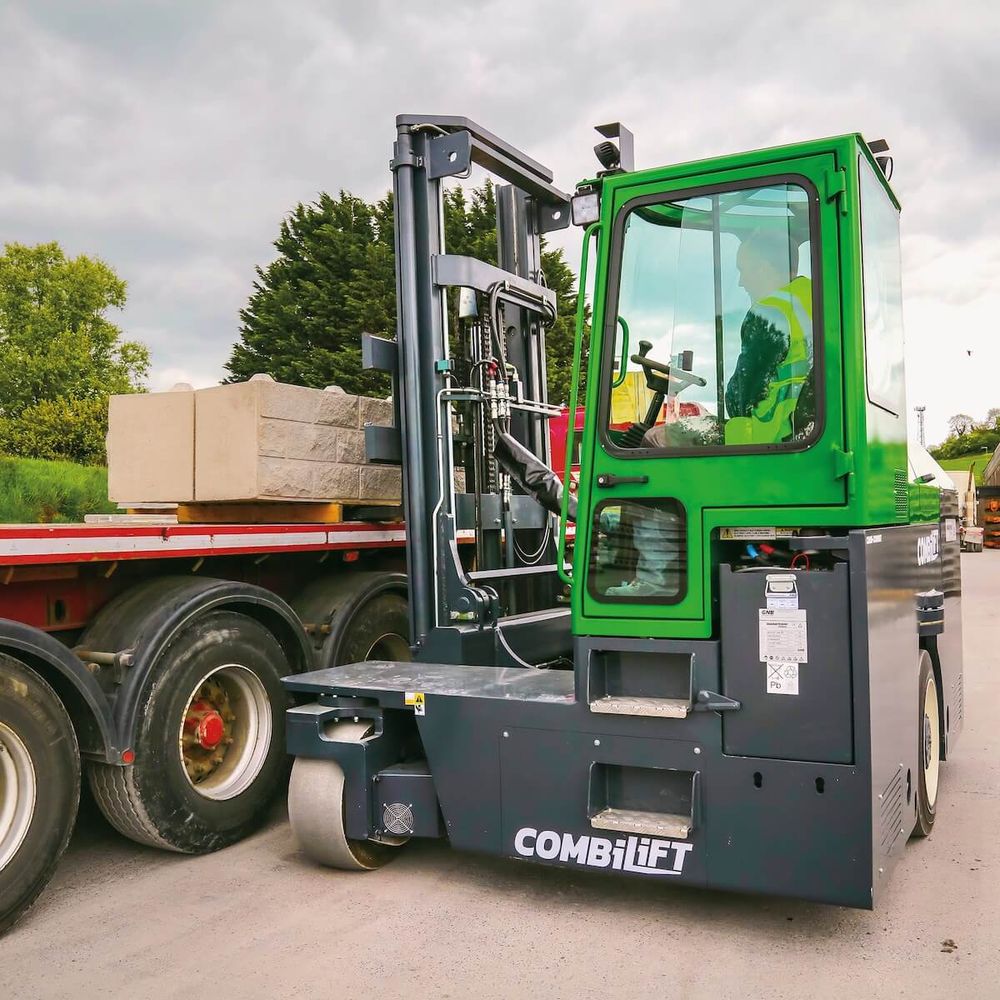 Combilift C -monitietrukki nostaa kivielementtiä kuorma-auton lavalle