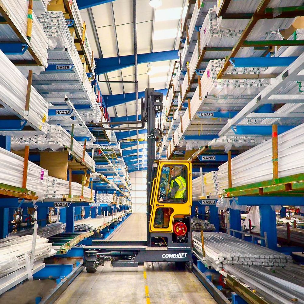 Combilift C -monitietrukki käsittelee tavaroita varastossa