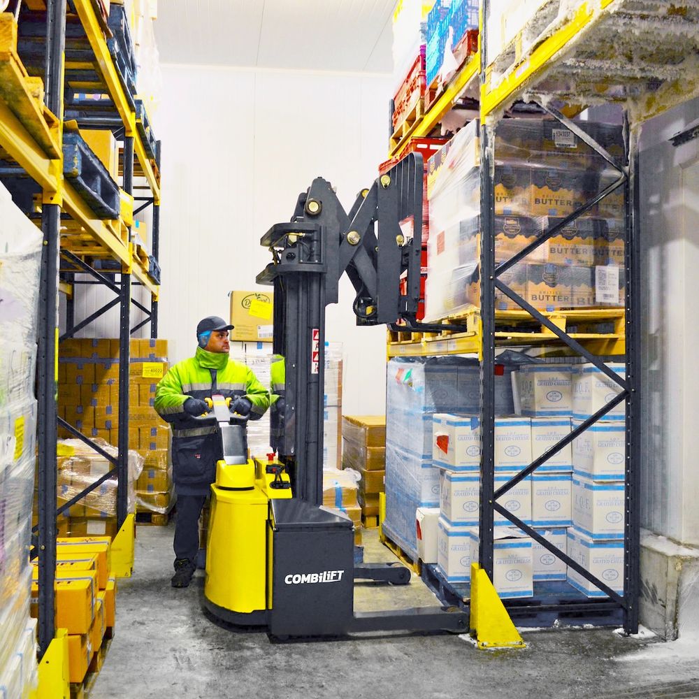 Pinoamisvaunu Combilift Combi-WR töissä kylmävarastossa
