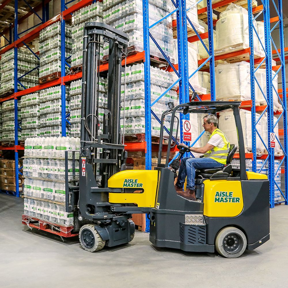 Kapeakäytävätrukki Combilift Aisle Master AC kuljettaa juomalastia