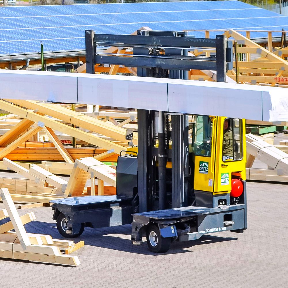 Combilift C-sarjan monitietrukit käsittelevät lautapinoja