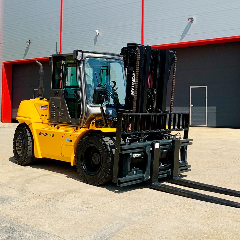 Vastapainotrukki Hyundai 80D-9V logistiikkakeskuksen pihalla