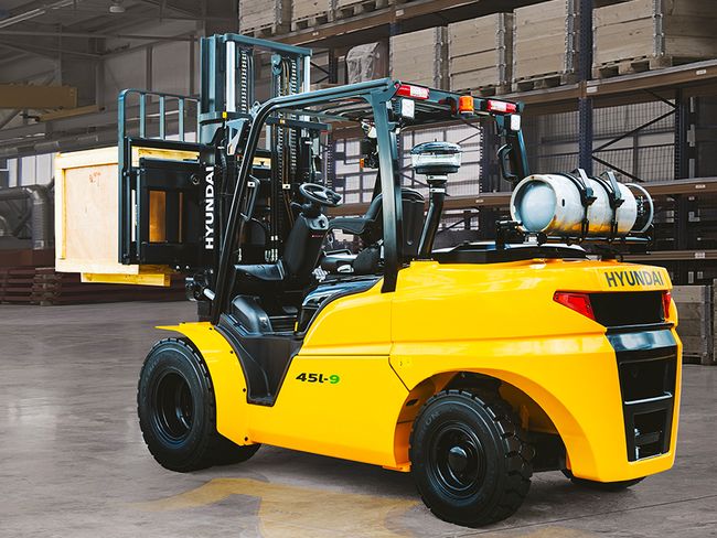 Vastapainotrukki Hyundai 45L-9 (kaasutrukki, 4500 kg)